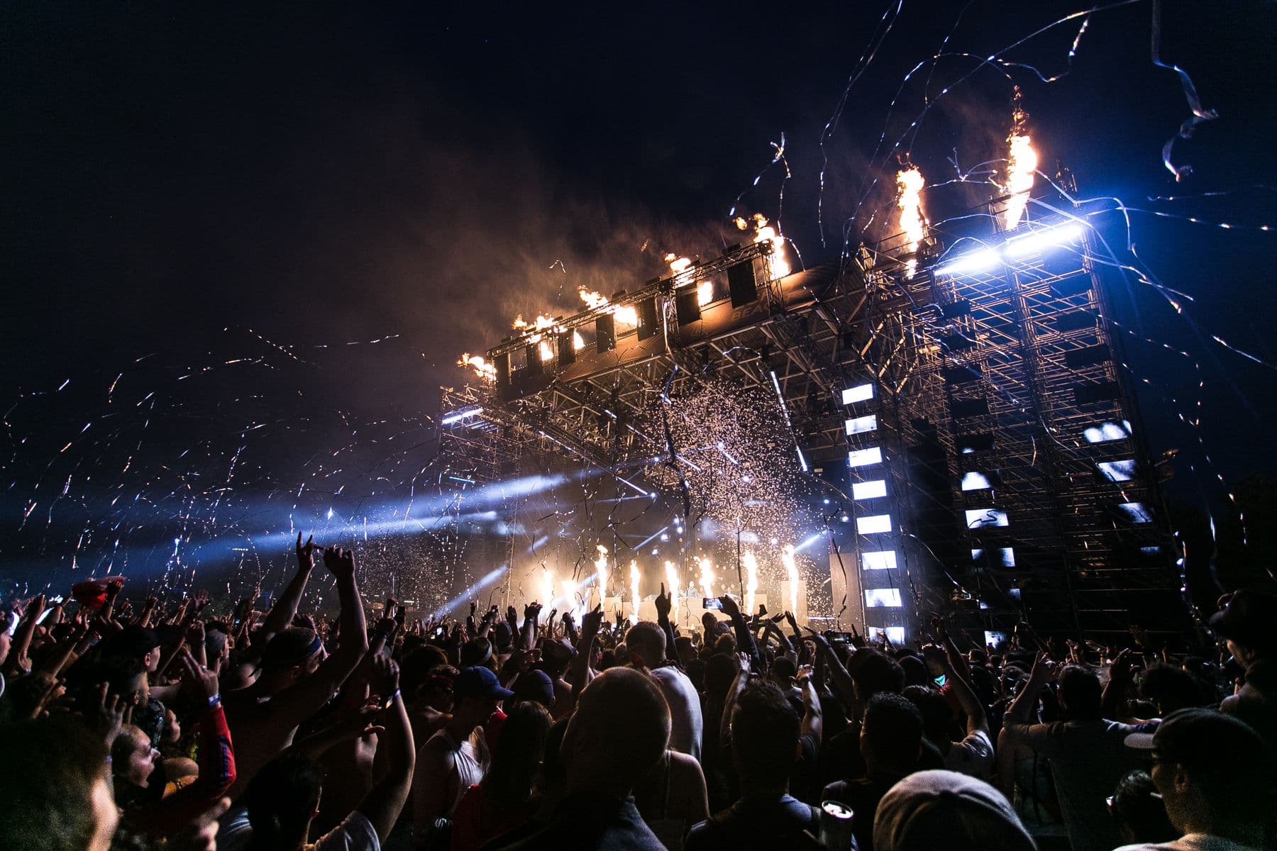 Public les bras levés pendant un concert